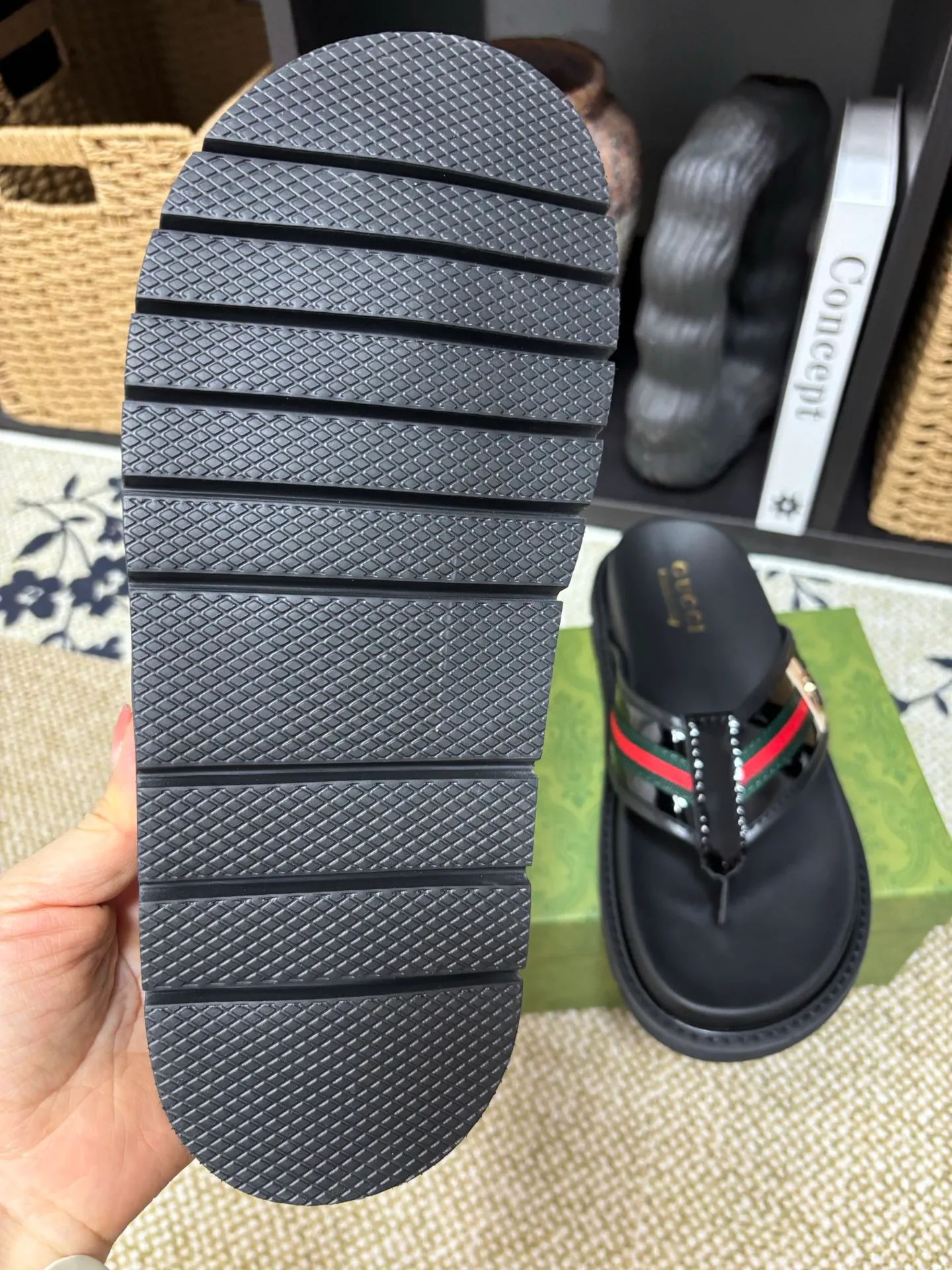 Factory 💰 300 yuan Gucci slippers] high-end men's shoes brand official website 1:1 latest masterpiece: original mold customization, the fabric is made of imported original materials, upgraded outsole, lighter and non-slip. The market's top quality, simple yet tasteful, a must-have for fashionistas, fashionable at your feet, full of confidence, the same style at the counter 👍The season of summer slippers is here. Code: 38-45 (45 customized)
